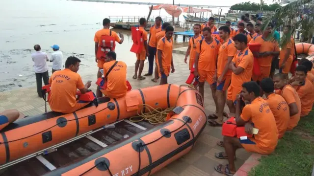 స‌హాయ‌ చర్య‌ల కోసం సన్నాహాల్లో ఉన్న ఆంధ్రప్రదేశ్ రాష్ట్ర విపత్తు నిర్వహణ సహాయ దళం (ఏపీఎస్‌డీఆర్‌ఎఫ్)