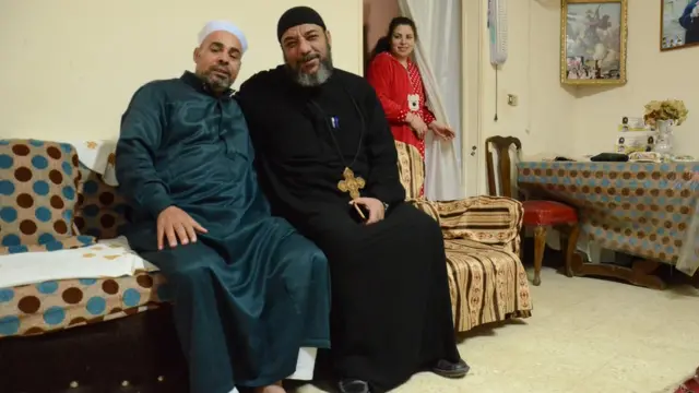 Le chef du village, Hanafy Mourad, et le père Bernabé Daoud symbolisent l'harmonie entre chrétiens et musulmans à Nazlet Hanna.