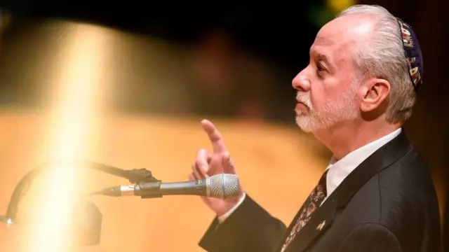 Rabino Jeffrey Myers.