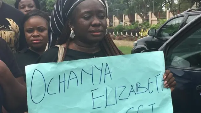 Women dey wear plack for di protest
