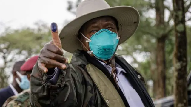 Yoweri Museveni arahatanira manda ya gatandatu