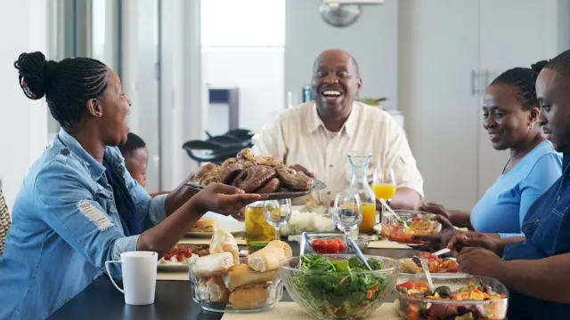 des personnes lors d'un dîner
