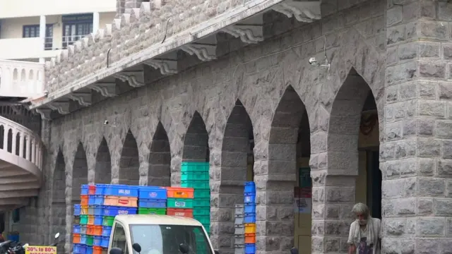 ఓ మార్కెట్ వద్ద ఏర్పాటు చేసిన రెండు సీసీ కెమెరాలు