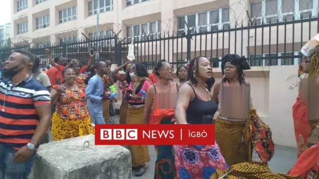 Ụmụnwaanyị ịgba ọtọ mee ngagharịiwe