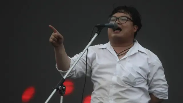 พริษฐ์ ชิวารักษ์ กล่าวบนเวที