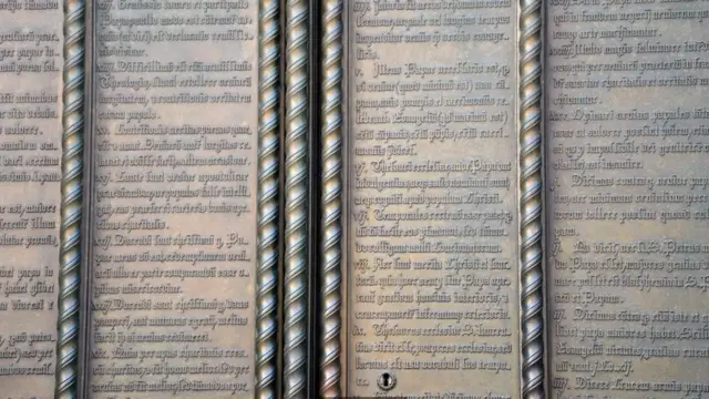 أبواب كنيسة القلعة تحمل الآن وثيقة مارتن لوثر