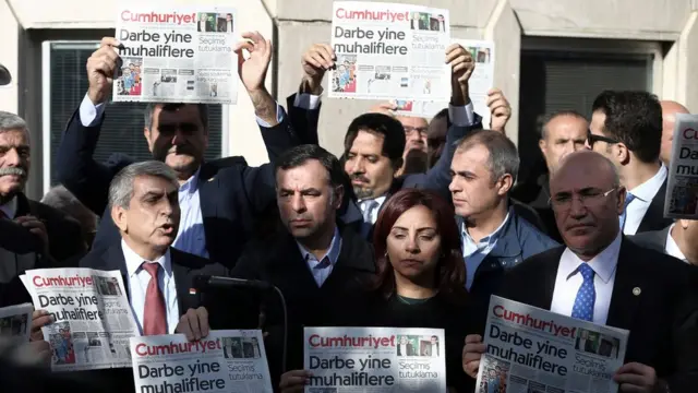 Cumhuriyet gazetesi önü