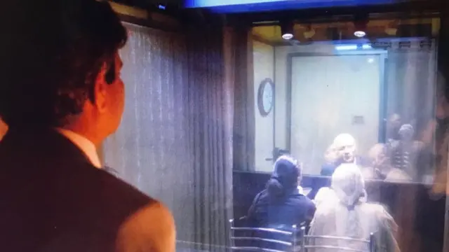 કુલભૂષણને મળતા તેમના મા અને પત્ની