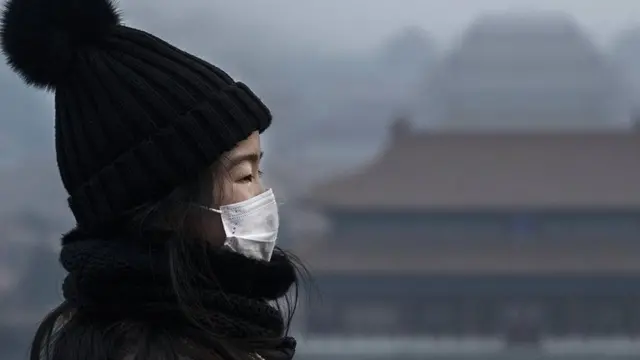 கொரோனா வைரஸ்: சரிந்த எண்ணெய் வர்த்தகம், உயர்ந்த பலி எண்ணிக்கை - 10 தகவல்கள்