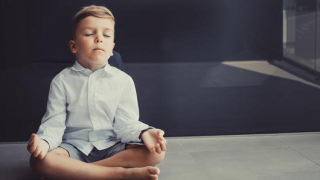 Criança meditando