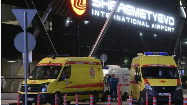 দুর্ঘটনার পর বিমানবন্দরে সাড়ি সাড়ি অ্যাম্বুলেন্স