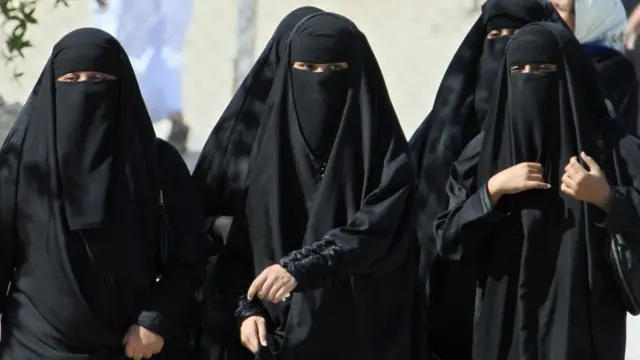 mulheres sauditas andam na rua