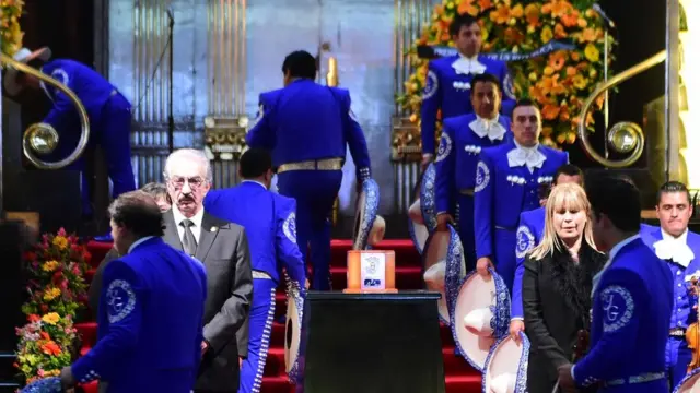 Mariachis frente a la cenizas de Juan Gabriel.