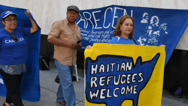 Mujer en defensa de la acogida de haitianos en EE.UU.