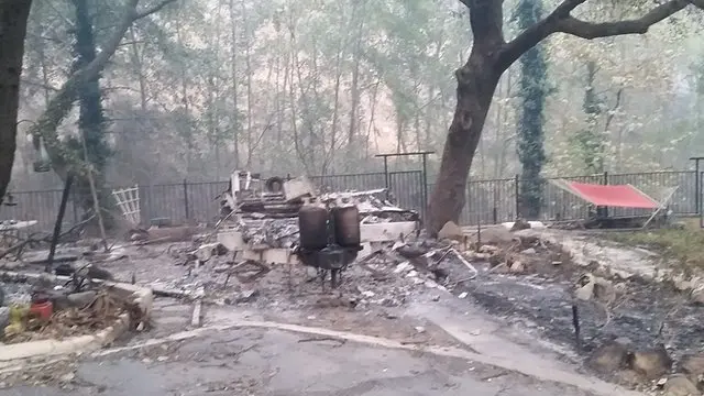 ایوان بزرگی که سیاوش در آنجا میز و صندلی داشت در آتش سوخته