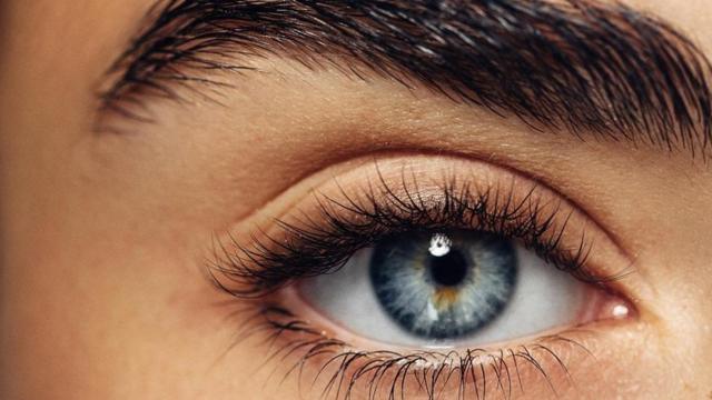 Что означает пристальный взгляд мужчины в глаза? 12 причин, почему он смотрит и не подходит