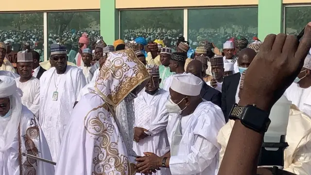 A birnin Kano, Gwamna Abdullahi Umar Ganduje ne ya halarci sallar idi tare da Sarkin Kano, Alhaji Aminu Ado Bayero da sauran jama'a