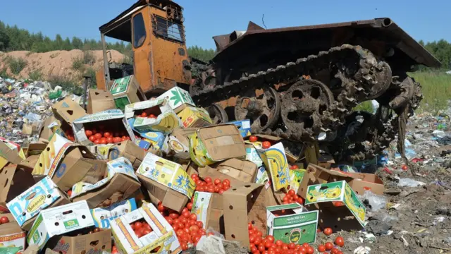 трактор давит помидоры