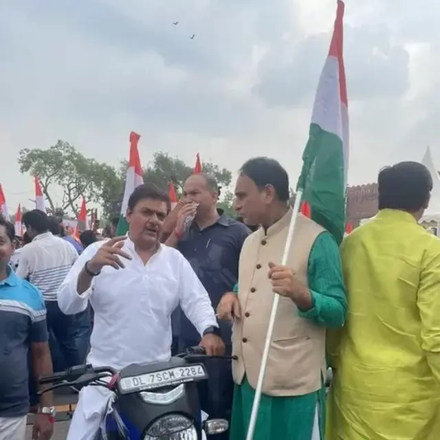 హర్ ఘర్ తిరంగా కార్యక్రమంలో భాగంగా ఆర్‌ఎస్‌ఎస్ సిద్ధాంతకర్త, రాజ్యసభ ఎంపీ రాకేశ్ సిన్హా త్రివర్ణ పతాకాన్ని ఎగురవేశారు