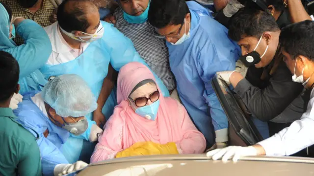 মুক্তি পাওয়ার পর খালেদা জিয়া বাড়িতে ফিরে আসেন।