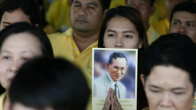 තායි වැසියෝ සිය රජතුමාට අවසන් ගෞරවය දැක්වීම සඳහා නිහඬව සහ සන්සුන්ව දේහය ගෙන ගිය මාර්ගය දෙපස එක්රැස්ව සිටියහ.