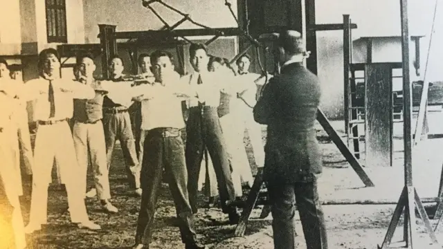 Thầy giáo và học sinh trường trung học bảo hộ Albert Sarraut, Hà Nội