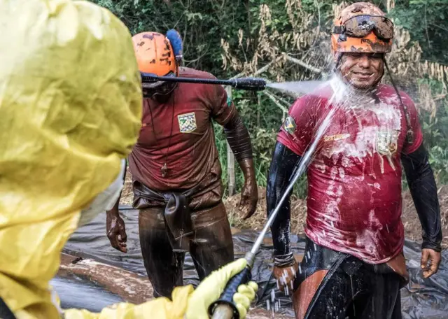 Estação de lavagem para descontaminação