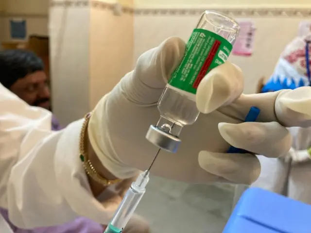 கொரோனா தடுப்பூசி போடும் பணி.