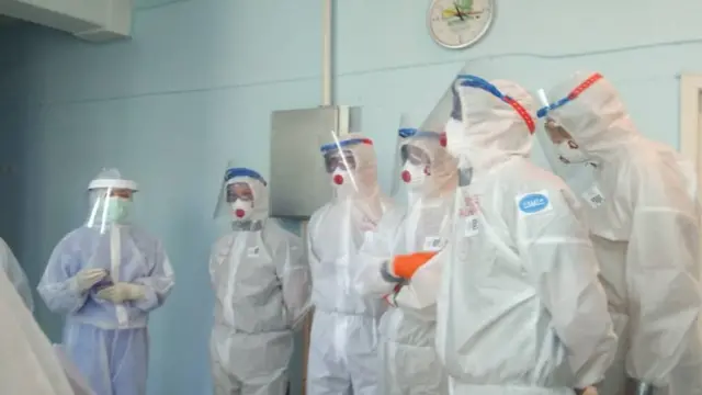 16 миңден ашык дарыгер коронавирусту дарылоо боюнча атайын окуудан өткөнү расмий кабарланган.