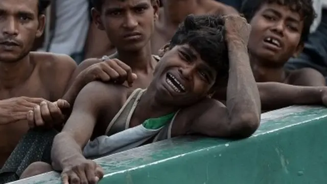 로힝야족 난민이 태국령 바다위에 떠있는 배 위에 앉아 절규하고 있는 모습이다.
