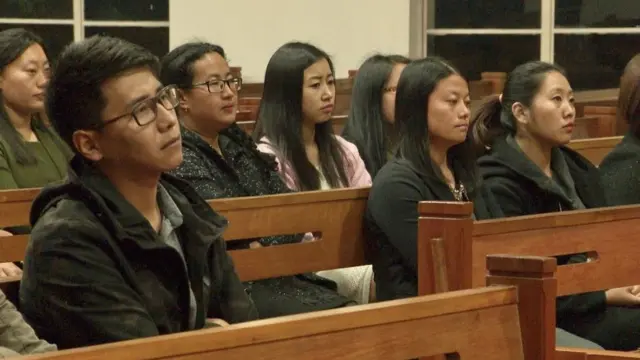 ਚਰਚ ਵਿੱਚ ਬੈਠੇ ਲੋਕ