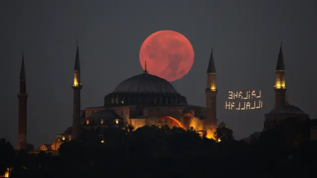 Супермісяць ховається за мечеттю Святої Софії у Стамбулі