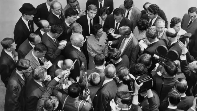 Periodistas del siglo XX en una rueda de prensa