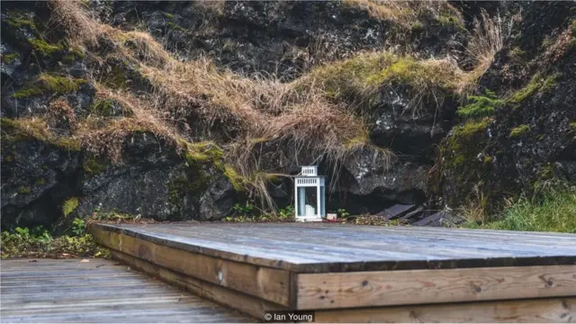 Вхід у печеру і ліхтар