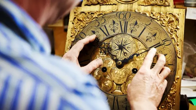 Мужчина и циферблат старых часов