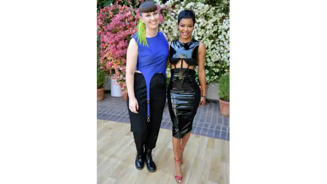 Модельер Бекка Макчарен-Тран (на снимке слева) приглашает для показа своих коллекций моделей разных рас, разной комплекции и разной гендерной идентичности