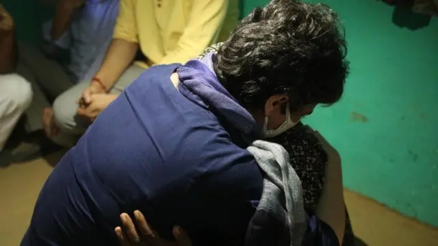 பாதிக்கப்பட்ட பெண்ணின் குடும்பத்தாருக்கு ஆறுதல் சொல்லும் பிரியங்கா