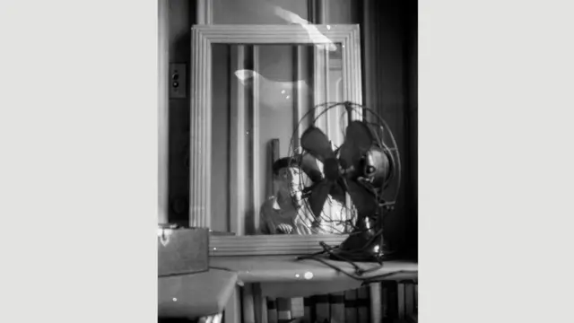 في عمل يحمل اسم "صورة ذاتية مع مروحة" يعود إلى عام 1930 أظهرت مار وجهها البيضاوي منعكسا في مرآة، وبينهما مروحة كهربائية