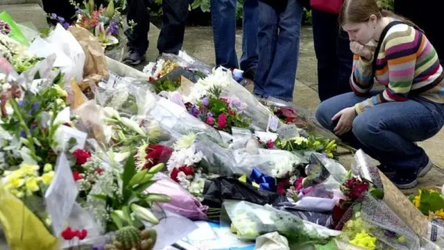 श्रद्धांजलि देती महिला