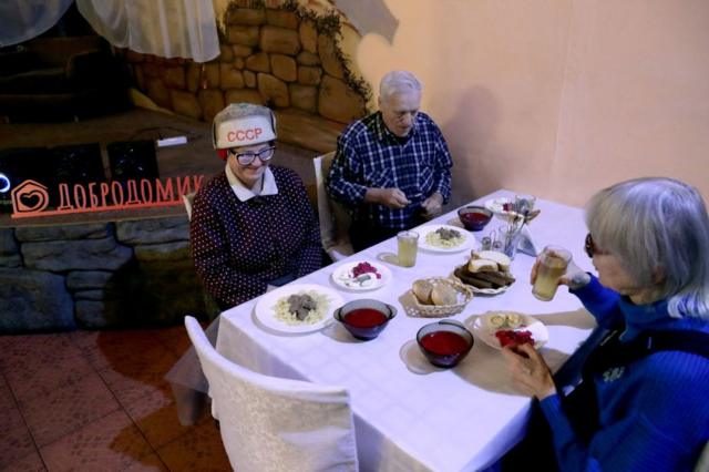пожилые люди в благотворительном кафе "Добродомик" в Новосибирске
