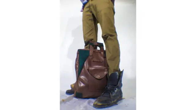 በአሮን ሰናይ የተሰራ የእጅ ቦርሳ