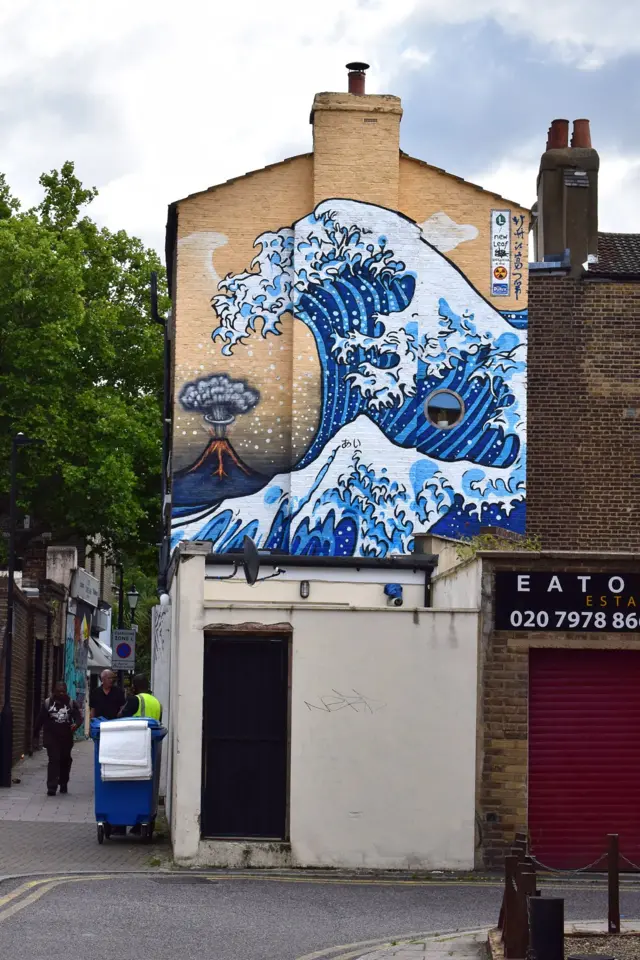 北斎の大浪、そそり立つ ロンドンの路地裏でも - BBCニュース