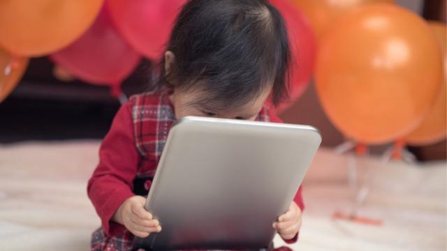 Bebê com tablet
