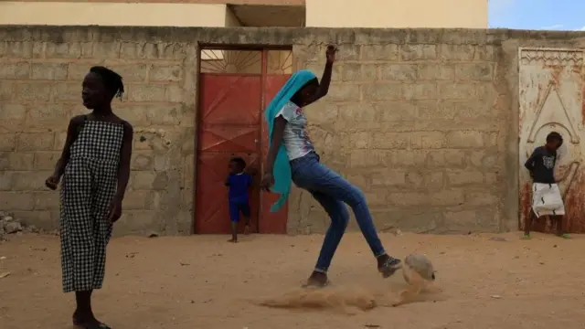 فتاة تلعب كرة القدم