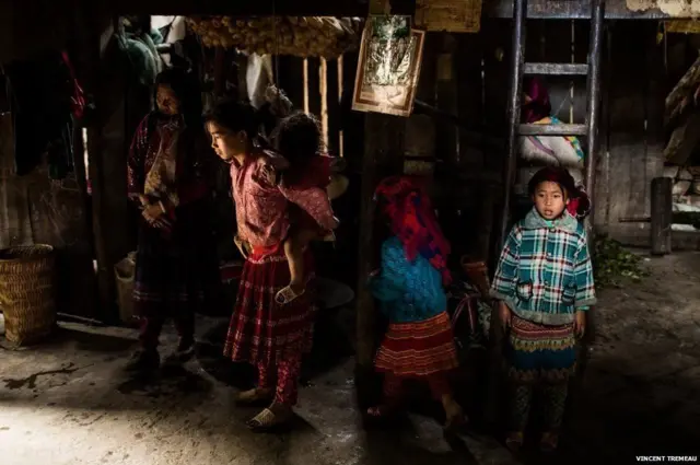 ઉત્તર વિયેતનામનો એક પરિવાર તેમનાં સંતાનો સાથે