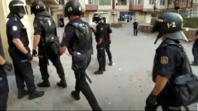 Полиция во дворе дома