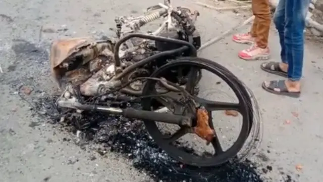 સળગેલાં વાહનની તસવીર