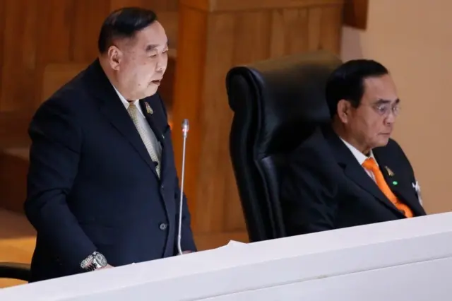 พล.อ. ประวิตร กับ พล.อ. ประยุทธ์ ระหว่างศึกอภิปรายไม่ไว้วางใจเมื่อปี 2563