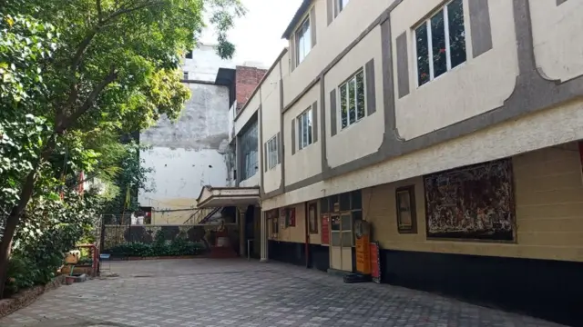 ఖాళీగా మయూరి పార్కింగ్ ప్రాంతం