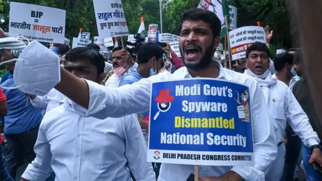 ভারতে পেগাসাস দিয়ে তাদের নেতাদের ওপর নজরদারীর অভিযোগ ওঠার পর বিক্ষোভ করছেন বিরোধী কংগ্রেস দলের কর্মীরা